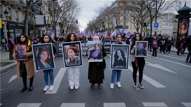 Sechs Frauen ahteln die Bilder von sechs getöteten Kurden: Drei Getötete starben Ende Dezember, die anderen drei vor rund 10 Jahren in Paris.