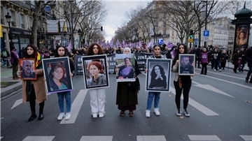 Sechs Frauen ahteln die Bilder von sechs getöteten Kurden: Drei Getötete starben Ende Dezember, die anderen drei vor rund 10 Jahren in Paris.