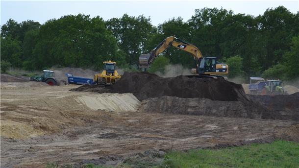 Sechs Hektar misst das Grundstück, auf dem derzeit Mutterboden abgetragen und Sand für den Kabellagerplatz aufgefahren wird. 