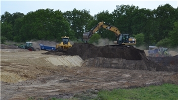 Sechs Hektar misst das Grundstück, auf dem derzeit Mutterboden abgetragen und Sand für den Kabellagerplatz aufgefahren wird. 