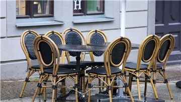 Sechs leere Stühle in einem Cafe. Die Einzelhandelsumsätze sind noch immer niedriger als vor Beginn der Pandemie.