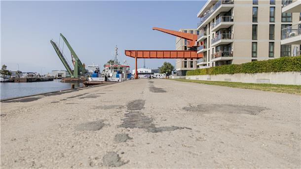 Blick auf eine Wasserkante in Bremerhaven.