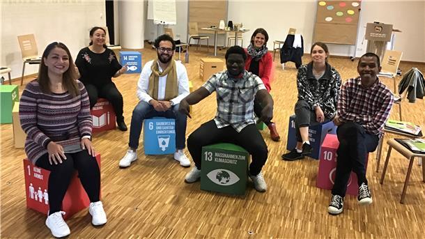 Sechs von 15 jungen Menschen vieler Nationalitäten, die im Klimahaus Bremerhaven in mehreren Seminaren zu „Klima-Botschaftern“ qualifiziert und auf bundesweite „Tournee“ mit Aufklärungsarbeit zum Klimawandel entsandt werden (von links): Nastaran Razavi (Iran), Hana Mahmoudi (Tunesien), Majd Esper (Syrien), Stanley Pierre Pizzar (Haiti), Dr. Annika Mannah (Deutsche Klimastiftung), Tabea Hampel (Deutschland), Dr. Tsiry Rakatoarisoa (Madagaskar).