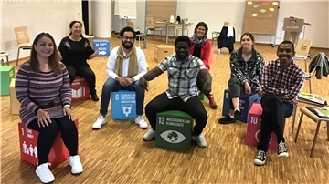 Sechs von 15 jungen Menschen vieler Nationalitäten, die im Klimahaus Bremerhaven in mehreren Seminaren zu „Klima-Botschaftern“ qualifiziert und auf bundesweite „Tournee“ mit Aufklärungsarbeit zum Klimawandel entsandt werden (von links): Nastaran Razavi (Iran), Hana Mahmoudi (Tunesien), Majd Esper (Syrien), Stanley Pierre Pizzar (Haiti), Dr. Annika Mannah (Deutsche Klimastiftung), Tabea Hampel (Deutschland), Dr. Tsiry Rakatoarisoa (Madagaskar).
