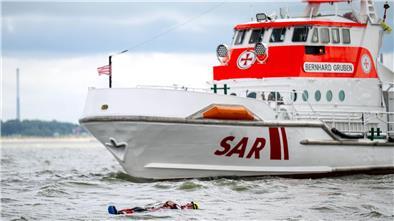 Seenotretter bergen ein Seglerpaar von einer brennenden Jacht. (Symbolbild) 