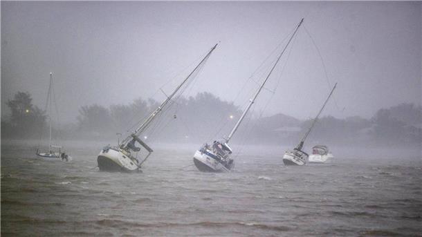 Hurrikan „Ian“ trifft auf Florida - Große Schäden erwartet Segelboote werden in der Roberts Bay im Westen Floridas umhergeweht.