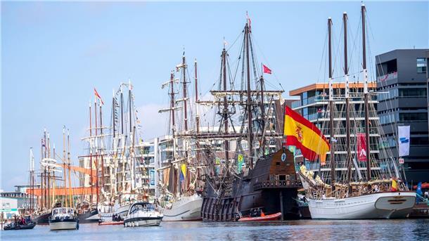 Rund 80 Schiffe kommen zum Hafenfest in Bremerhaven Segelschiffe liegen bei der Eröffnung der „Maritimen Tage“ im Jahr 2021 im Hafen.