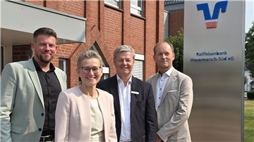 Sehen die Raiffeisenbank Wesermarsch-Süd die Zukunft gut aufgestellt (von links): Sebastian Ost (bald im Vorstand), Christiane Thürlings (Vorstand), Gerd Borchardt (scheidender Vorstand) und Aufsichtsratsvorsitzender Hans Conze-Wichmann.