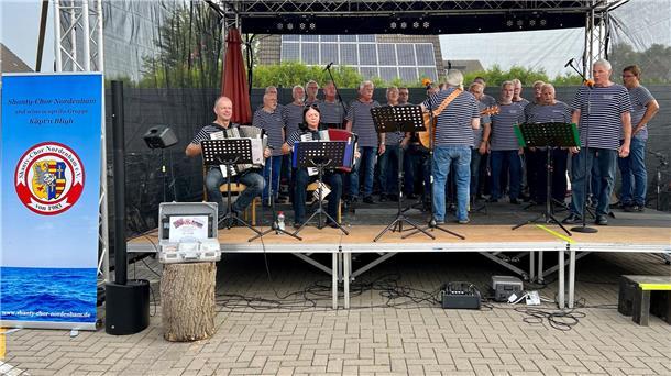 Shantychor singt auf Bühne