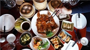 Sehr lebendig sind auch die Klischees über Chinarestaurants: Es gibt nicht immer Peking-Ente, aber Süß-Sauer mit Schwein, Rind, Ente, Huhn.