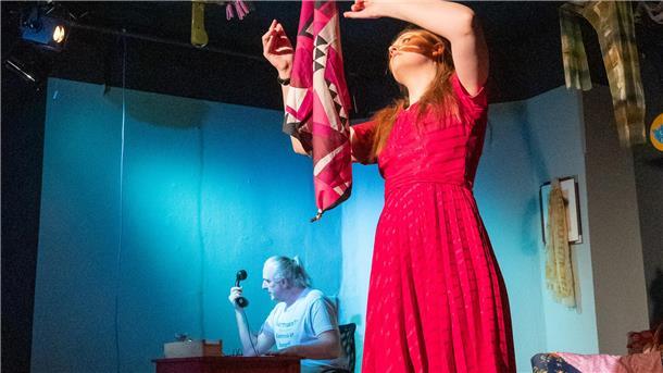 Das kreative Chaos setzt sich im Piccolo Teatro durch Seidentücher