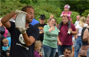 Seifenblasenkünstler Elias hält eine mit Rauch gefüllte Seifenblase zwischen seinen Handflächen fest. Der Niederländer war eine der vielen Attraktionen beim Kids World Festival am Sonntag in Zeven.