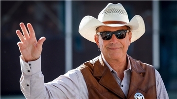Sein Hit-Western „Der mit dem Wolf tanzt“ gewann 1991 sieben Oscars, darunter auch Trophäen für Costner als Regisseur und als Produzent des besten Films.