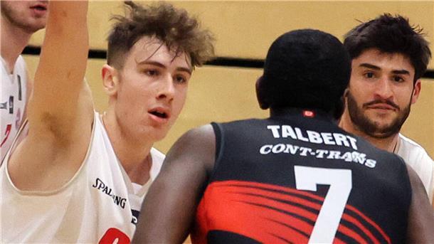 Basketballer im Zweikampf. 