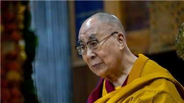 „Seine Heiligkeit neckt oft Leute, (...) sogar in der Öffentlichkeit und vor Kameras“: Dalai Lama.