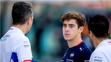 Seine neuen Rivalen geben dem Rookie einen Rat. 