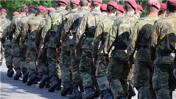 Seit 15 Jahren sind Fallschirmjäger der Bundeswehr am Standort Seedorf stationiert. Das soll am Samstag in Zeven auf dem Veranstaltungsgelände öffentlich gefeiert werden.  