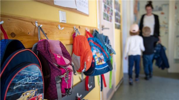Seit 16. März ist die Kindertagesbetreuung in Bremerhaven eingestellt. Im April will die Stadt nun die Beiträge erlassen. Foto: Skolimowska/dpa