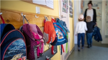 Seit 16. März ist die Kindertagesbetreuung in Bremerhaven eingestellt. Im April will die Stadt nun die Beiträge erlassen. Foto: Skolimowska/dpa