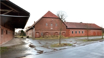 Seit 1949 standen die Gebäude des ehemaligen Brockmeier Hofes an der Claus-Gieschen-Straße in Loxstedt. Darauf wies eine Tafel an der Mauer hin. Nun wurde das Areal an einen Investor verkauft, die Gebäude abgerissen und das Gelände soll neu bebaut werden.