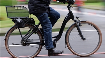 Eine Frau fährt Fahrrad