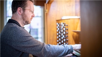 Seit 2014 ist David Schollmeyer Kantor an der Bremerhavener Bürgermeister-Smidt-Gedächtnis-Kirche. Jetzt wurde der 51-Jährige von der Bremischen Evangelischen Kirche zum Landeskirchenmusikdirektor berufen.