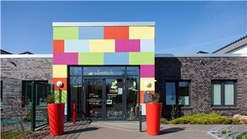 Seit 2016 gibt es das Kinderhospiz-Haus an der Franz-Rotter-Allee in Cuxhaven. 2019 war das Haus vorübergehend wegen eines Strafverfahrens gegen Mitarbeiter geschlossen. Aktuell ist der Betrieb nur eingeschränkt möglich.