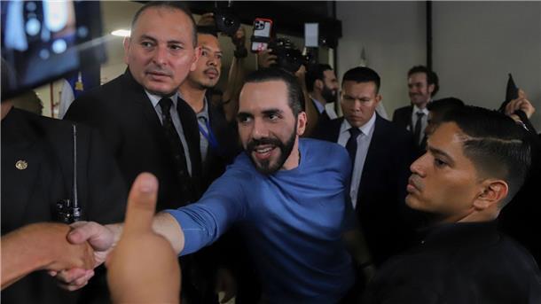 El Salvador: Bukele steuert auf Wiederwahl zu Seit 2019 ist Nayib Bukele (M) der Präsident El Salvadors.