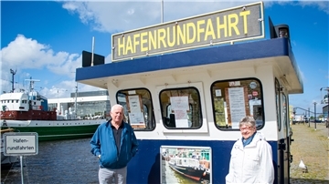 Seit 26 Jahren betreiben die Eheleute Geerdes die Hafenrundfahrt im Fischereihafen. Die Corona-Krise bezeichnen sie als ihre bislang härteste Prüfung.