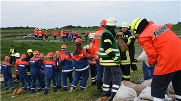 Seit 40 Jahren hat die Feuerwehr Cappel auch eine Jugendwehr. Klar, dass die Mädchen und Jungen beim Training - hier gemeinsam mit anderen Jugendfeuerwehren beim Sandsackschleppen am Deich - mit anpacken.