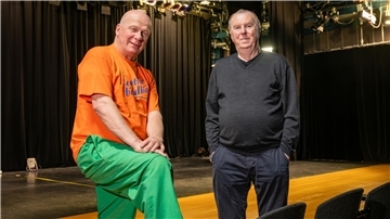 Seit 40 Jahren ist Kai Eikermann (links) mittlerweile unterwegs, bringt die Zuschauer weltweit zum Lachen und Staunen, zuletzt beim Circus Roncalli. Seinen Abend in Bremerhaven inszeniert Peter Koettlitz, ohne den es das Theater im Fischereihafen nicht geben würde.