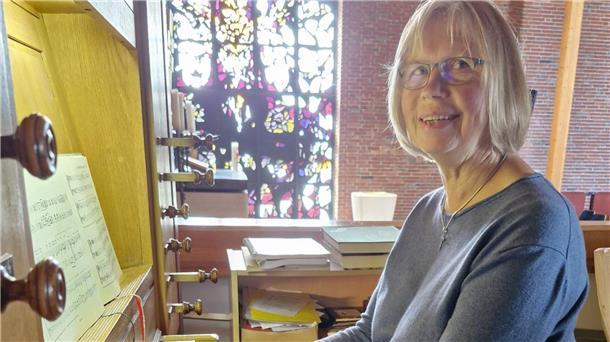 Organistin Ingrid Bullwinkel zieht seit 50 Jahren in Lunestedt die Register Frau mit Brille an einer Orgel in einer Kirche