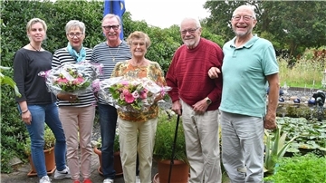 Seit 50 Jahren verbringt Rosemarie Knese (Mitte) Urlaub in Wremen.