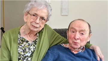 Zwei ältere Menschen blicken glücklich in die Kamera. Sie seit 60 Jahren verheiratet. 