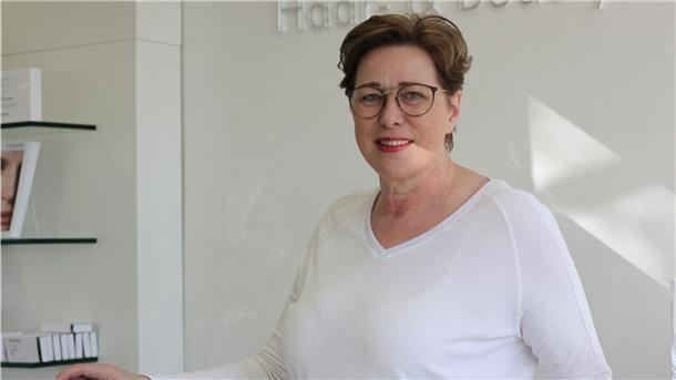 Seit Anfang der Woche müssen auch Friseurgeschäfte geschlossen bleiben. Auch für Ute Börsdamm aus Tarmstedt und ihre Angestellten heißt das, dass die Scheren ruhen müssen.