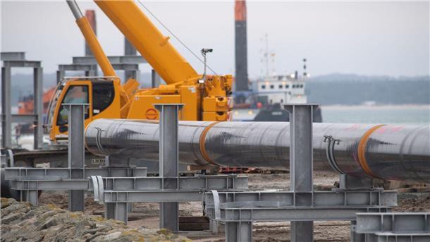 Deutsche Energiepolitik gefällt Energieagentur-Chef Birol Seit Beginn des russischen Angriffs auf die Ukraine werden in Deutschland vermehrt LNG-Terminals gebaut - wie hier in Sassnitz auf Rügen. IEA-Chef Birol lobt die schnelle Wende der deutschen Energiepolitik.