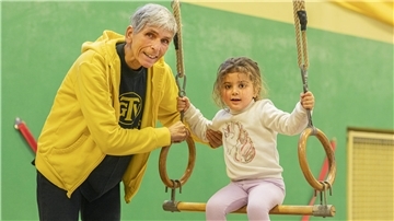 Seit beinahe drei Jahrzehnten vermittelt unsere „Alltagsheldin“ Ilka Heyen Mädchen und Jungen Spaß an der Bewegung. Hier beim Eltern-Kind-Turnen des GTV Bremerhaven.