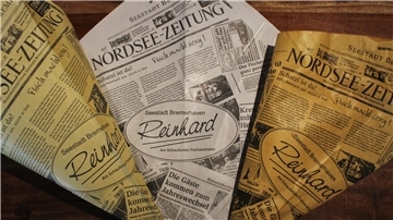 Verpackungen mit Zeitungsprint.