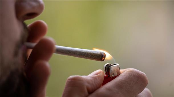 Suchtbericht: Problematischer Cannabis-Konsum hat zugenommen Seit dem 1. April ist in Deutschland der Besitz, private Anbau und Konsum bestimmter Mengen Cannabis für Erwachsene erlaubt.