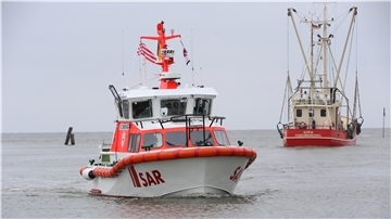 Seit dem 3. März war die „Emil Zimmermann“ in der Werft – jetzt haben Maschinist Hartmut Schüler, Vormann Karsten Ohme, Rettungsmann Maximilian Ohme und Bootsführer Rüdiger Wallrath sie wieder nach Fedderwardersiel geholt.