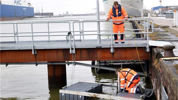 Seit dem Frühjahr sammelt ein „Seabin“ auch in Bremerhaven Müll im Hafen ein.