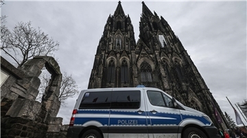 Seit dem Terroralarm im Dezember werden die Sicherheitsvorkehrungen in und um den Kölner Dom weiter aufrecht erhalten.