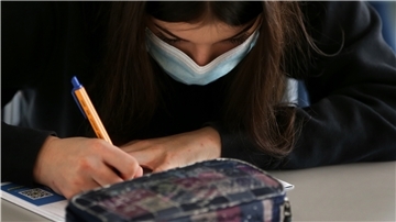 Seit der Verschärfung der Corona-Verordnungen müssen Schüler ab der fünften Klasse inzwischen im Unterricht dauerhaft Masken tragen. Hinzu kommt, dass die Räume aufgrund des permanenten Stoßlüftens immer weiter auskühlen. Abhilfe könnten automatische Lüftungsanlagen schaffen. Überlegungen zu deren Einführung stehen vielerorts allerdings noch am Anfang.