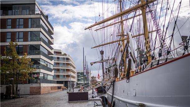 Ein Segelschiff liegt im Hafen.