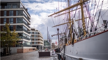 Ein Segelschiff liegt im Hafen.
