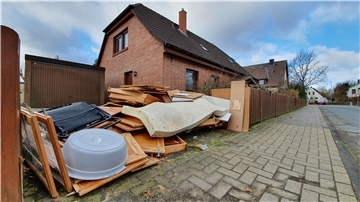 Seit Ende Januar liegt der Sperrmüll vor der Garageneinfahrt eines Grundstücks an der Bürgermeister-Hogrefe-Straße in Dorum. Am 29. Januar sollte der Müll abgeholt werden.