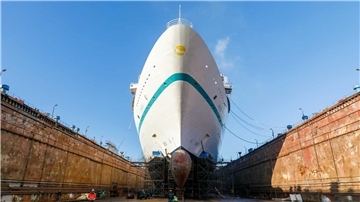 Kreuzfahrtschiff "Amera" im Trockendock