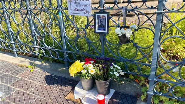 Seit Februar wird diese kleine Stelle auf Bremerhavens Theodor-Heuss-Platz, zu Füßen des Bürgermeister-Smidt-Denkmals, von unbekannten Bürgern als Nawalny-Mahnmal in Ehren gehalten.