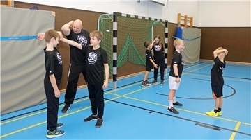 Seit gut einem Jahr unterrichten Björn Buder und sein Team die Kinder in der Uthleder Turnhalle in Selbstverteidigung. Wegen des großen Zuspruchs soll das Angebot jetzt für Erwachsene erweitert werden.