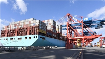 Schiff am Containerterminal